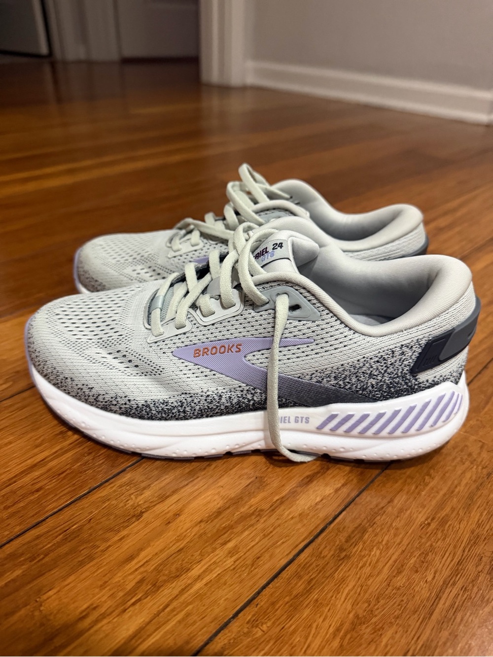 Women's Brooks Ariel GTS Mercury/Ebony/Sweet Lavender colorway size 7